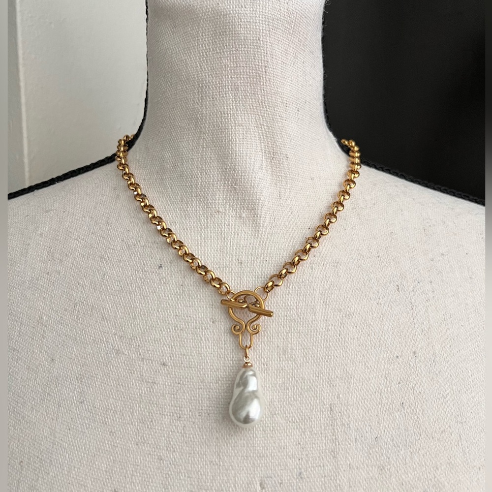 Baroque Toggle Clasp Pendant Stainless Steel Necklace 18k Gold Plated.